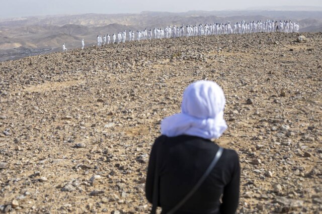 AP Photo/Ariel Schalit Pessoas posam nuas para o artista americano Spencer Tunick como parte de uma instalação no deserto perto do Mar Morto, em Arad, Israel.