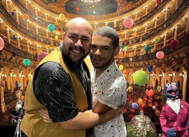 Instagram/@vyniof Os ex-BBBs Vyni e Tiago Abravanel se reencontraram para assistir ao musical 'Sweeney Todd' juntos.
