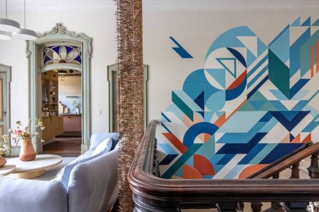 Foto André Nazareth Pintura mural. O mural artístico criado pelo Coletivo Muda, entre os dois pavimentos, da unidade ao Espaço Prosa, de Paula Nader e Coletivo PN+10.