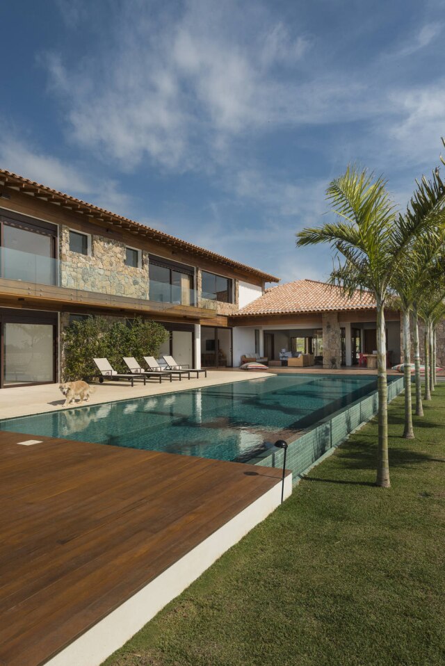 Inés Antich/Divulgação A piscina, para onde estão voltados todos os quartos, na casa com projeto das arquitetas do escritório Farah+