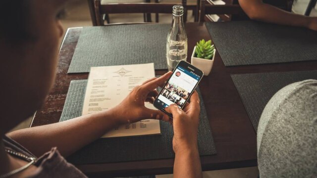 Pixabay Na versão moderna, Narciso se apaixona pela própria imagem no Instagram, e acaba morrendo de fome, contando compulsivamente o número dos seus seguidores