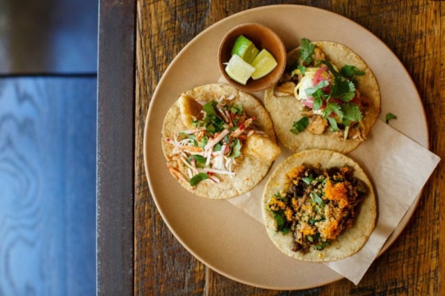 Dustin Chambers|NYT Tacos do Minero: carne de bagre, frango e porco.