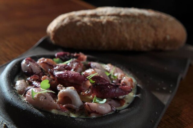 Felipe Rau/Estadão Lulinha caccio e peppe. A combinação de queijo pecorino e pimenta-do-reino com a lula funciona.