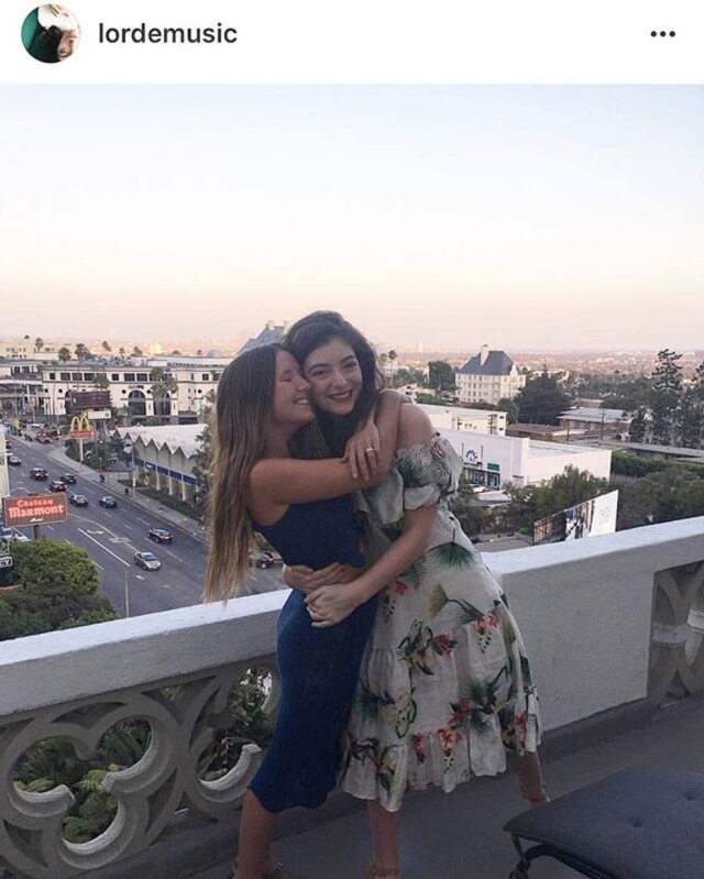 Reprodução/Instagram A cantora Lorde apostou em vestido Isolda