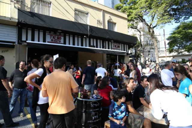Divulgação No menu da churrascada há duas opções de pratos a R$ 20 cada: sanduíche de barriga de porco crocante com conserva de cebola roxa e rúcula e brisket BTG com chimuchurri e batata doce assada