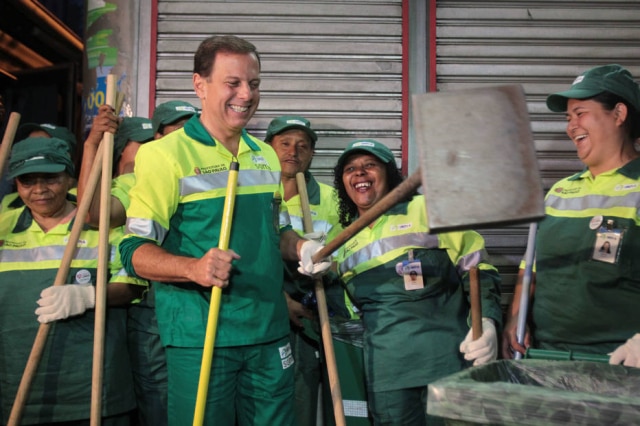 Felipe Rau/Estadão João Doria se veste de gari em São Paulo