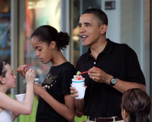 Hugh Gentry|Reuters Durante suas férias no Havaí, Barack Obama, na foto com sua foto Malia, não perdia a chance de comer raspadinha.