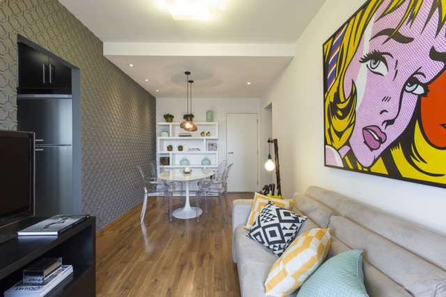 Thiago Travesso/Divulgação Apartamento decorado pelo escritório Sesso & Delanezi nos Jardins tem living com home theater e sala de jantar integrados