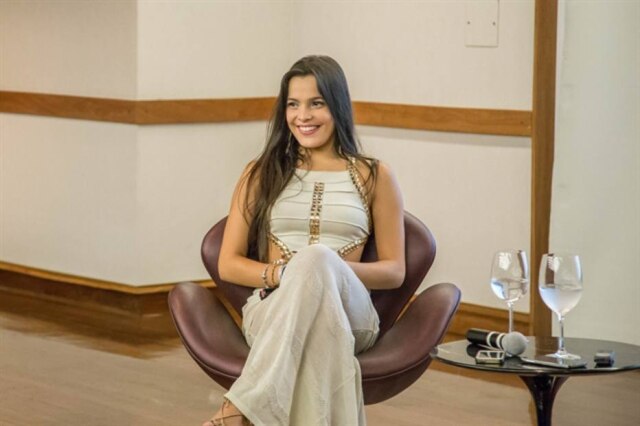 Globo/Paulo Belote Emilly em coletiva de imprensa após vencer o 'Big Brother Brasil 17'