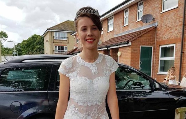 Facebook.com/claire.p.brittain Shannon Purcifer, de 16 anos, com o vestido de formatura.