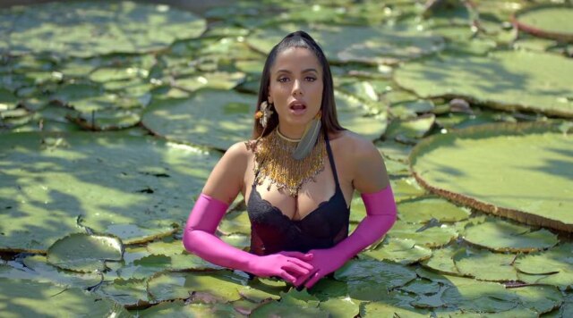 Reprodução de cena de 'Is That For Me' / YouTube / @Alesso Anitta em cena do clipe de 'Is That For Me'