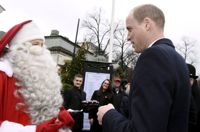 Lehtikuva/Heikki Saukkomaa via Reuters Príncipe William entrega carta de George a Papai Noel em Helskinki, Finlândia.