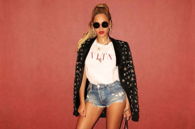 Instagmra/ @beyonce Beyoncé contou em discurso que sua mãe criava o figurino do grupo Destiny Child, porque nenhuma marca estava interessada em vestir o grupo