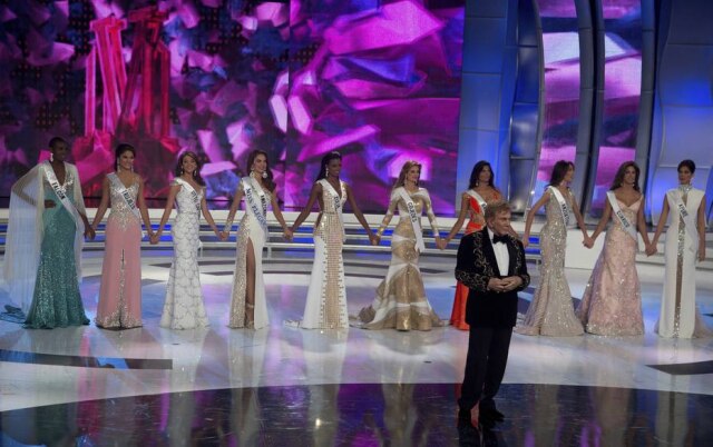 Fernando Llano/AP Photo Nesta foto de 2014, o ex-presidente do Miss Venezuela, Osmel Sousa, à frente das semi-finalistas do concurso.