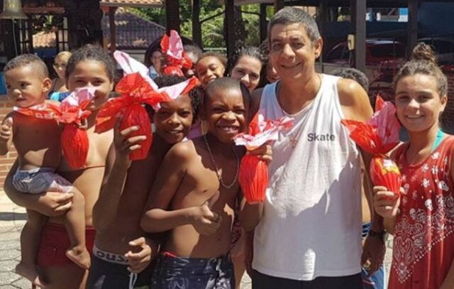 Instagram / @zecapagodinho Zeca Pagodinho distribui ovos de Páscoa para as crianças de Xerém.