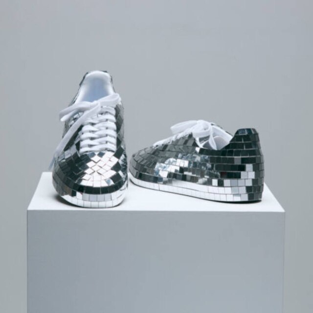 Divulgação/Adidas Um tênis de globo espelhado foi a proposta da dupla Pet Shop Boys