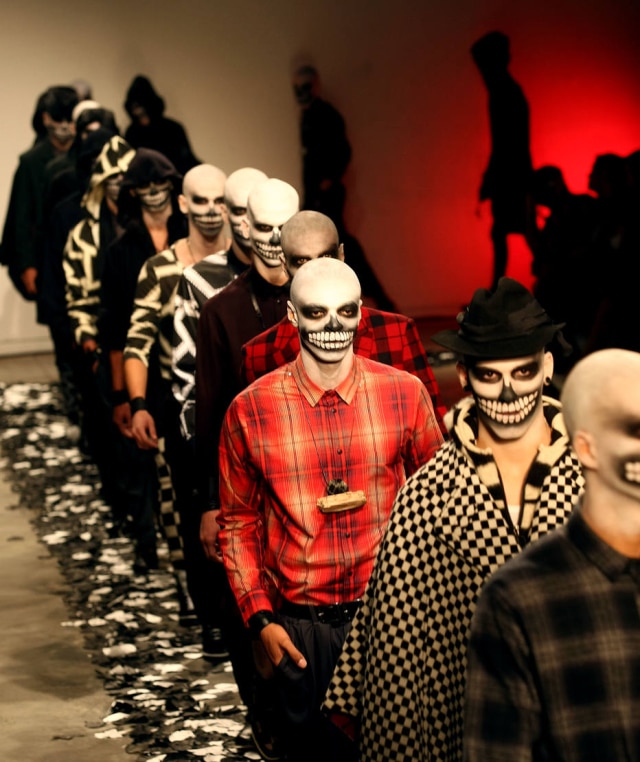 EVELSON DE FREITAS / AE A entrada final dos modelos na passarelo do desfile do inverno 2010 de Alexandre Herchcovitch, inspirado em 'O Sétimo Selo': preto, branco, xadrez, malhas e construções que remetiam a cavaleiros medievais e a sensacional maquiagem de caveira/morte