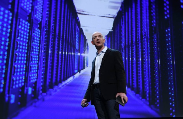 Shannon Stapleton/Reuters Jeff Bezos no lançamento dos novos tablets da Amazon, em 2011, prestes a começar sua transformação de estilo