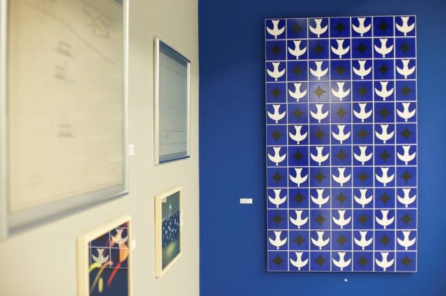 Tiago Queiroz/Estadão Montagem de azulejos na exposição Athos Bulcão, em cartaz no CCBB-SP
