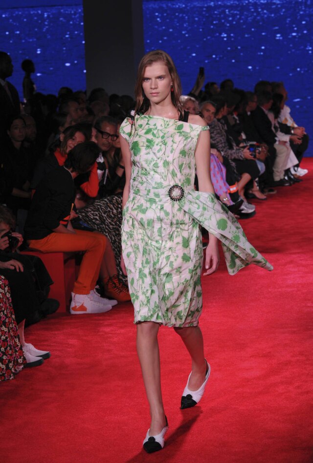 Diane Bondareff/AP Photo Um dos vestidos de formatura nada convencionais da coleção de Raf Simons para a Calvin Klein