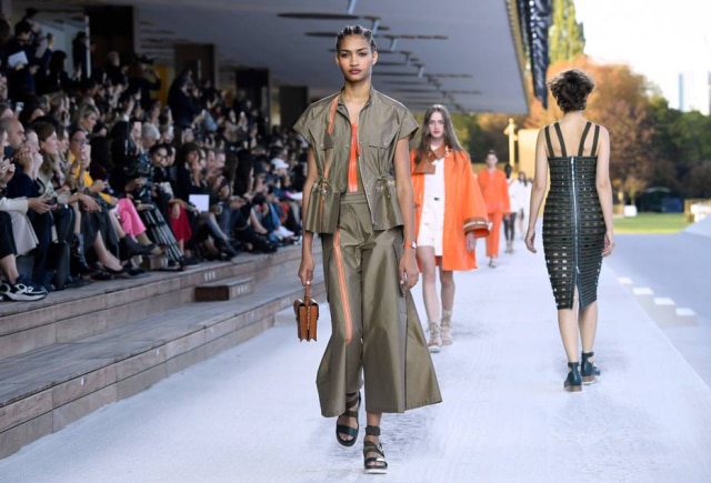 Bertrand GUAY/AFP Looks do verão 2019 da Hermès, que nessa coleção mistura referências náuticas e equestres