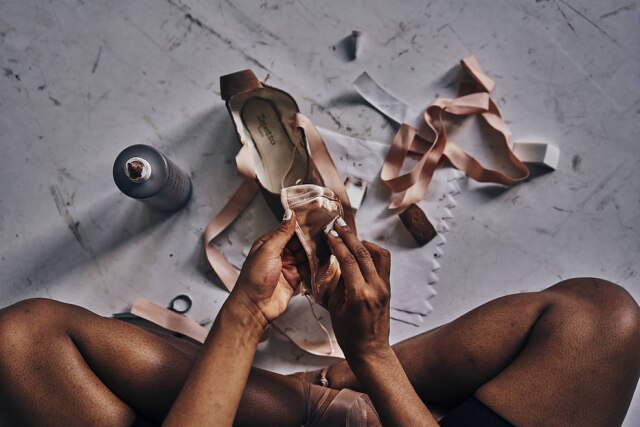 An Rong Xu/The New York Times Alexandra Hutchinson pinta suas sapatilhas com maquiagem