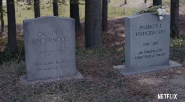 Reprodução/Netflix Lápide de Frank Underwood, personagem de Kevin Spacey. Ator foi banido de 'House of Cards' após denúncias de abuso sexual.