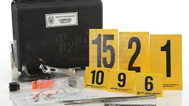 Divulgação Kit pericial de Dexter, que será leiloado em dezembro.