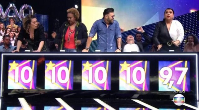 Reprodução de 'Popstar' (2018) / Globo Preta Gil ao se dar conta de que esqueceu de dar nota para Jennifer Nascimento.