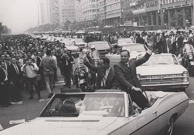 Acervo/Estadão Multidão aplaude os astronautas Michael Collins e Neil Armstrong , Rio de Janeiro, RJ, 3/10/1969.
