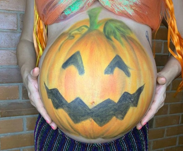 Instagram/@leticiacolin Grávida, Leticia Colin fez pintura de abóbora na barriga para comemorar o Halloween.