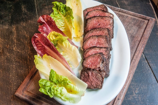 No prato. Novo menu tem opções além dos sandubas, como o denver steak com salada de endívias 