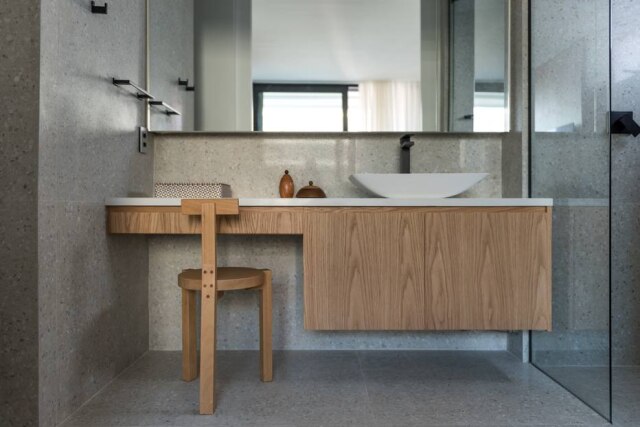 Slvador Cordaro Banho revestido com porcelanato da Colormix, padrão granilite. Ao contrário deste, porém, o material tem menor risco de trincamento. Projeto Patricia Martinez