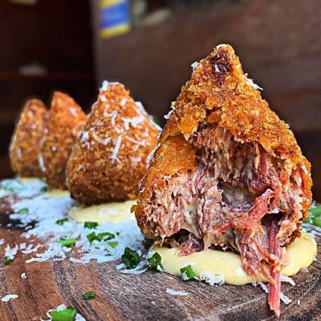 Rogerio Gomes Versão sem massa, apenas muito pastrami desfiado, do Fôrno