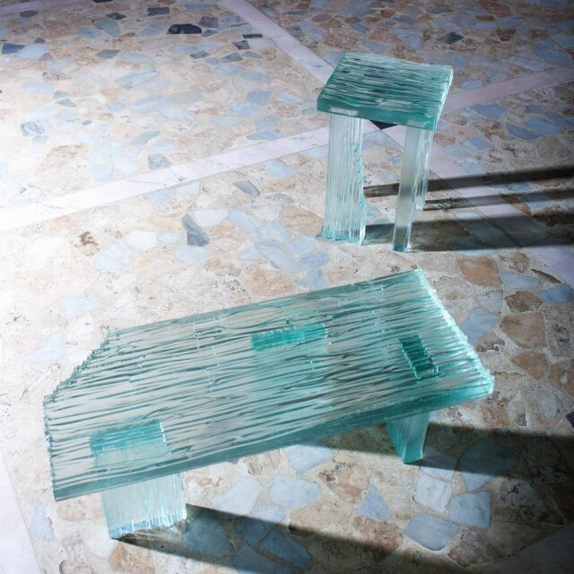 Mesa da série Cacos, de Lucas Recchia, com retalhos de vidro
