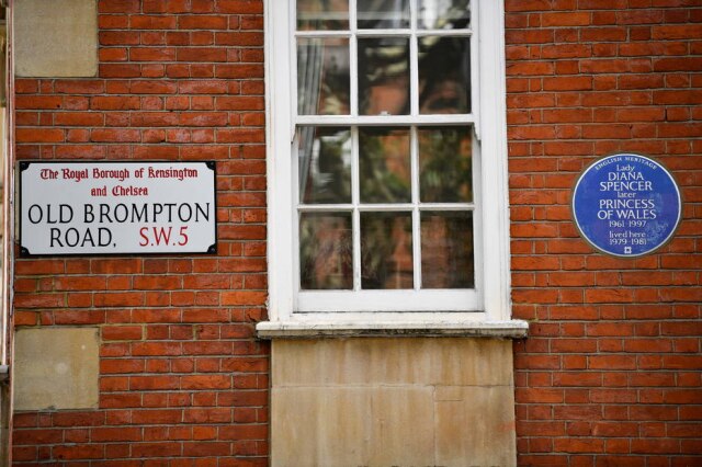 REUTERS/Beresford Hodge Princesa Diana é homenageada com placa azul em prédio onde morou em Londres.