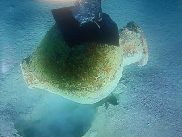 ANSA Vaso de cerâmica grego do século 7 a.C. é um dos itens encontrados em navio que afundou há 2,6 mil anos na Itália.