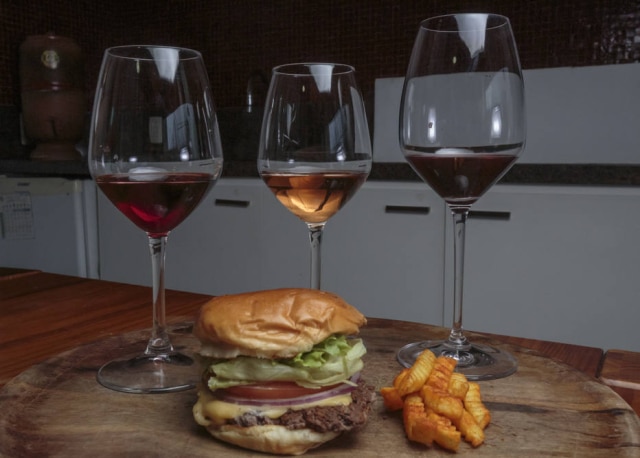 A ideia da degustação é encontrar estilos de vinho que harmonizem com o hambúrguer