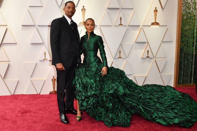 Angela Weiss / AFP Jada Pinkett Smith, mulher de Will Smith, sofre com a alopecia, condição que provoca queda do cabelo e dos pelos do corpo.
