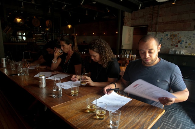 Jurados na degustação de cervejas zero álcool do 'Paladar'.