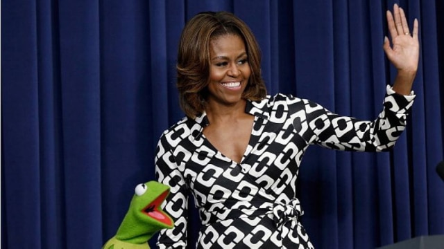 Divulgação Michelle Obama veste o icônico vestido em pré-estreia do filme "Muppets 2 - Procurados e Amados", na Casa Branca.