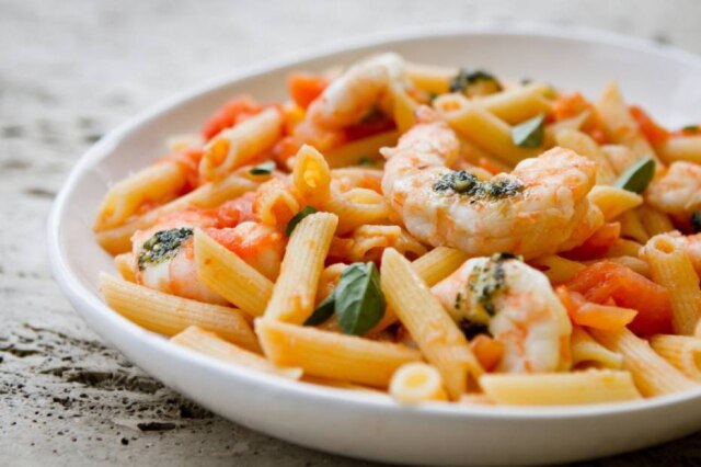 Fernando Sciarra|Estadão Receita de penne com camarão e pesto