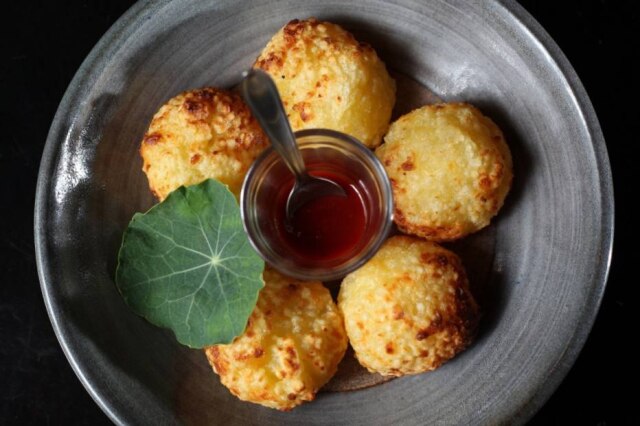 Marcio Fernandes|Estadão De entrada, entre as boas opções com ingredientes do Norte, o pão feito com tapioca e queijo canastra