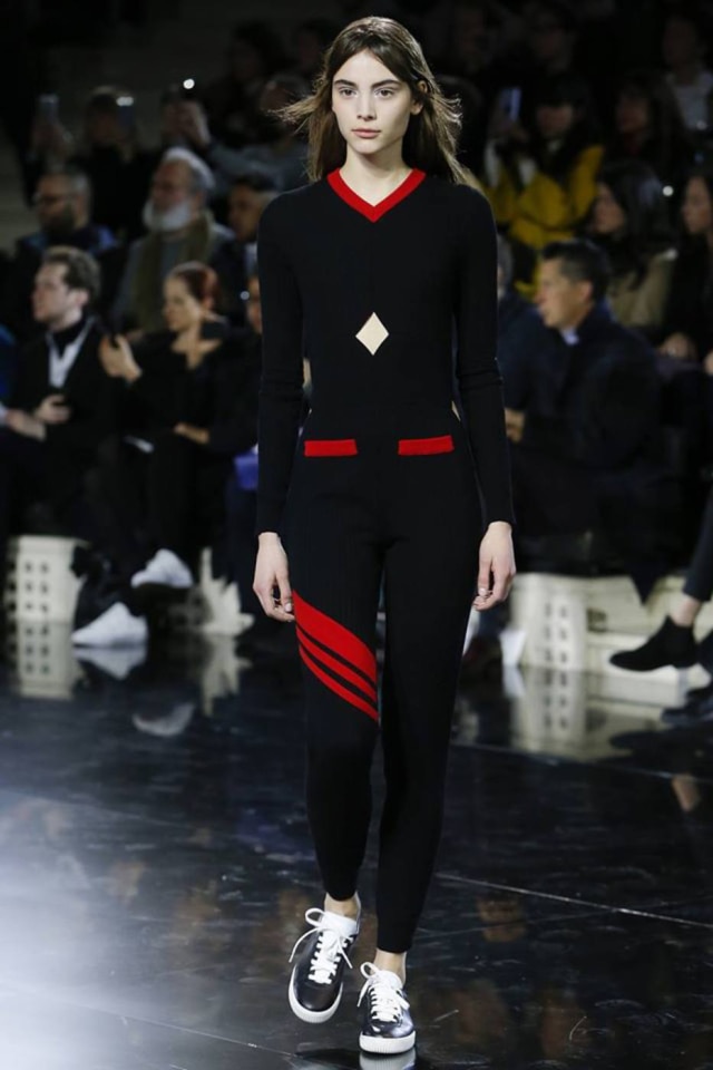 Divulgação Desfile da coleção de inverno 2017 da Courreges