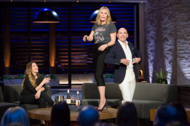 Patrick Wymore/ Netflix Chelsea Handler, no centro, em seu programa com Drew Barrymore e Pitbull