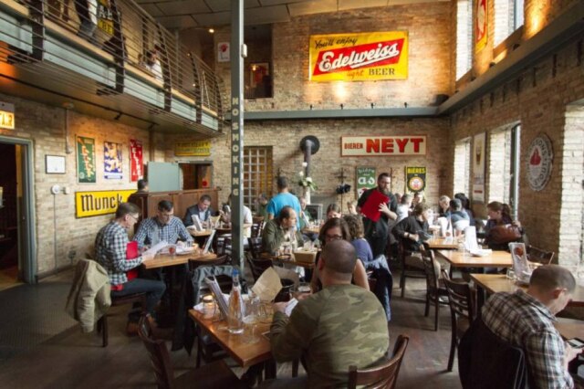 Mark Lind/Divulgação O bar fica no coração do bairro sueco Andersonville, da zona norte da cidade.