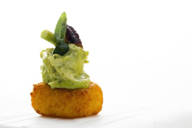 Divulgação Empanada de frango com maionese de huacatay (erva típica do Peru), abacate e noz-pecã, de Jorge Muñoz