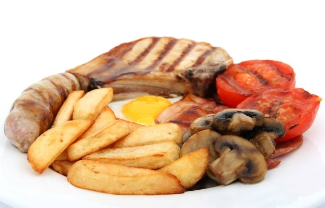 Reprodução Ovo e batata fritos são as piores opções em uma refeição. Evite a qualquer custo.