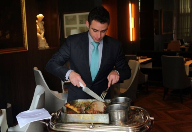 Sergio Castro|Estadão Garçons ainda usam o gueridom, carrinho de comida