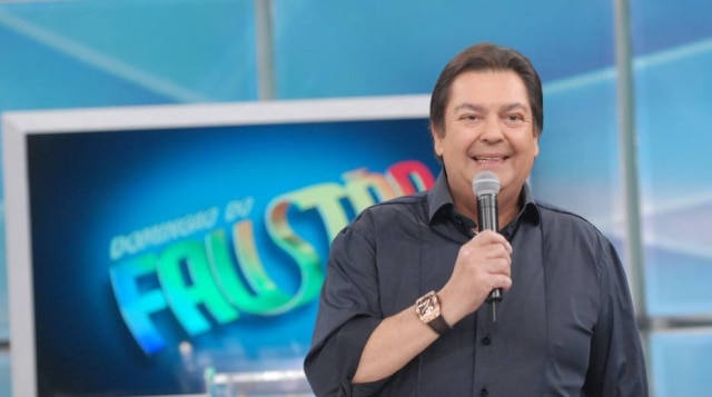 Reprodução/Gshow Faustão faz festa em sua casa para comemorar final da 'Dança dos Famosos'.